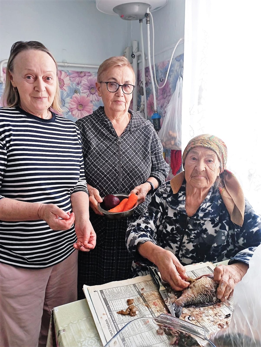 Недавнее фото из архива автора. Мама в центре. 