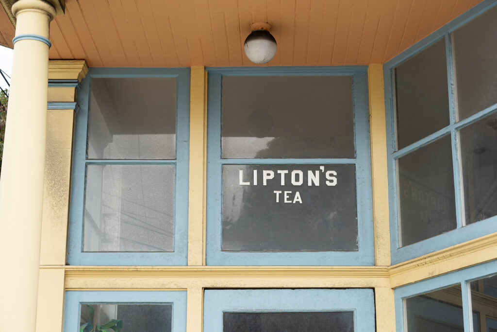 Сохранившийся логотип Liptonʻs Tea в Сан-Франциско
