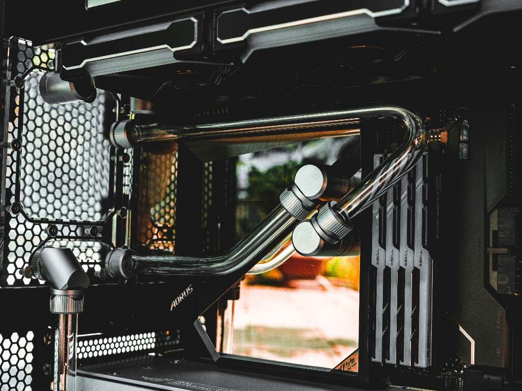 Источник фото: https://unsplash.com/photos/a-close-up-of-a-black-computer-case-bMJc2p1yrIw