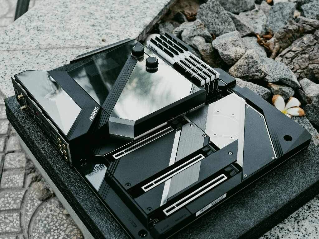 Источник фото: https://unsplash.com/photos/a-tablet-computer-sitting-on-top-of-a-black-case-TeCvbKZ4VDw
