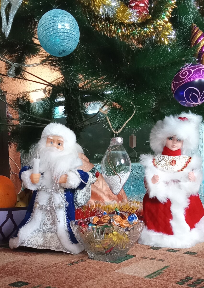 Дедушка мороз и снегурочка, конечно же тоже пришли на праздник.