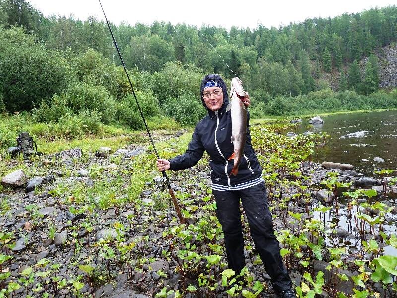   
 "Нехорошая" избушка в тайге. Притомились в тайге с Наташей, а Олег нас запечатлел. Вот такой таймень в Северной Сосьве