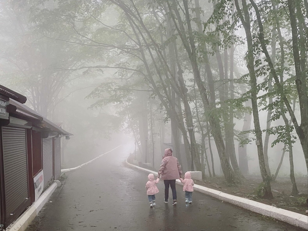 В мае при подъёме на Ахун вас может настигнуть туман. Фото: Наталья Данилина