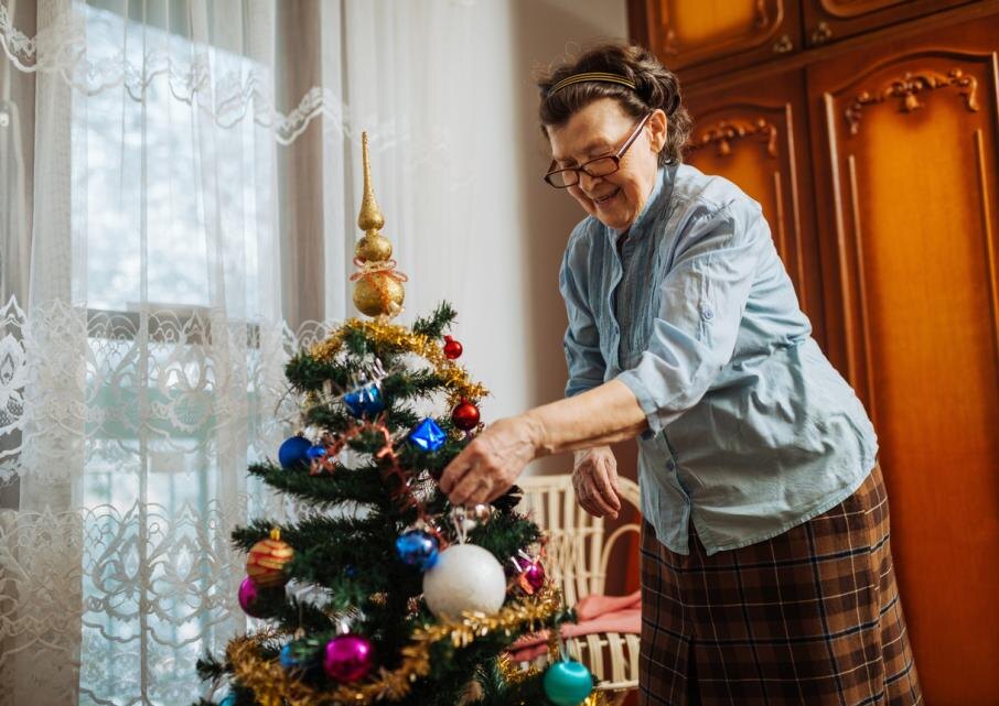 На сколько повысилась пенсия с 1 января 2025 года у пенсионера в рублях. Таблица