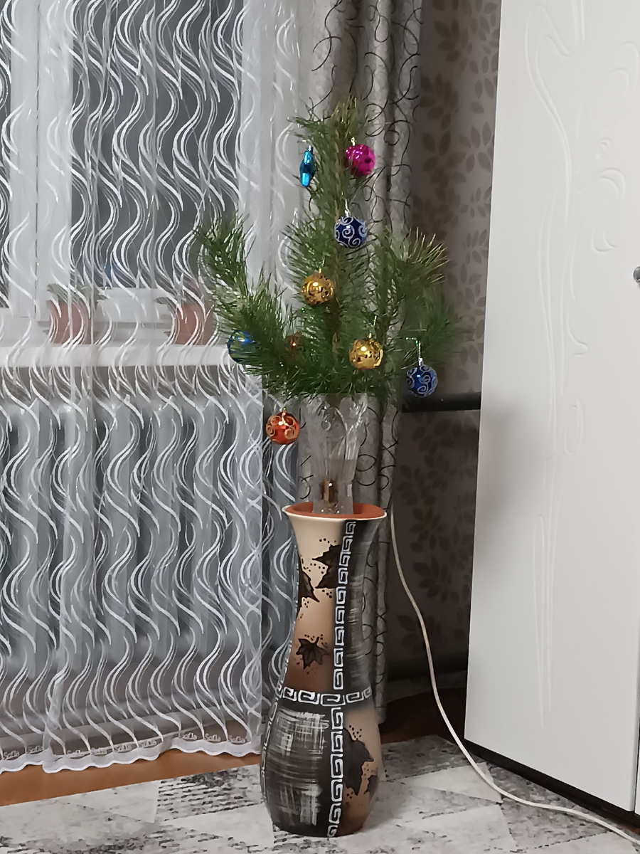 Фото автора канала, ёлочка у родителей 