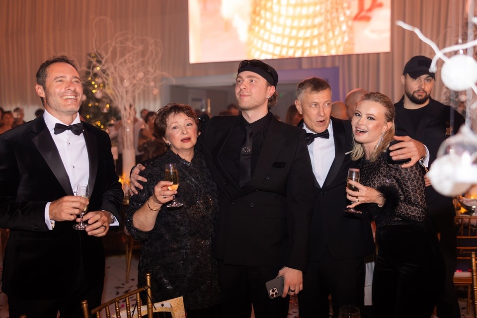    Егор Крид с родителями и сестрой. Фото: Berin Iglesias Art