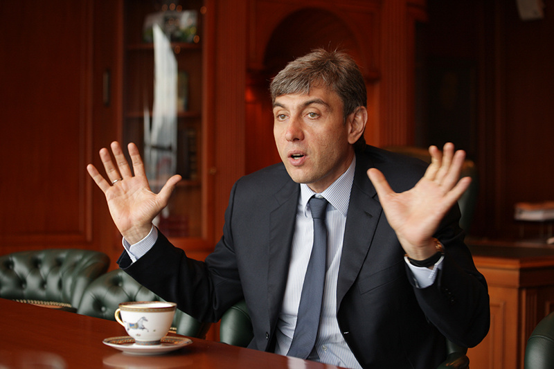 По этой фотографии можно целый разбор замутить, признаков очень много) Если интресно, напишите, разберем руки Сергея Николаевича)