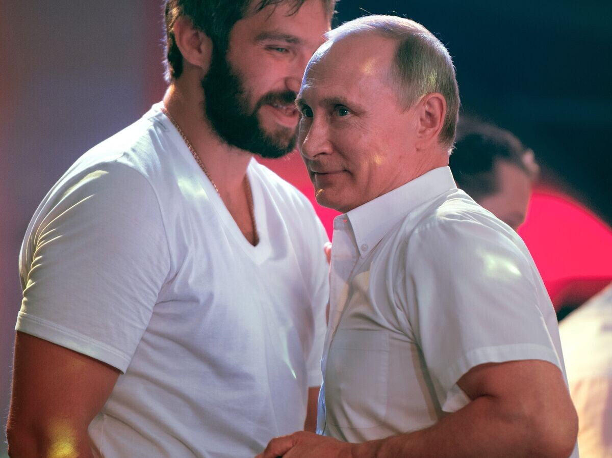    Президент России Владимир Путин и российский хоккеист Александр Овечкин. Архивное фото© РИА Новости / Сергей Гунеев