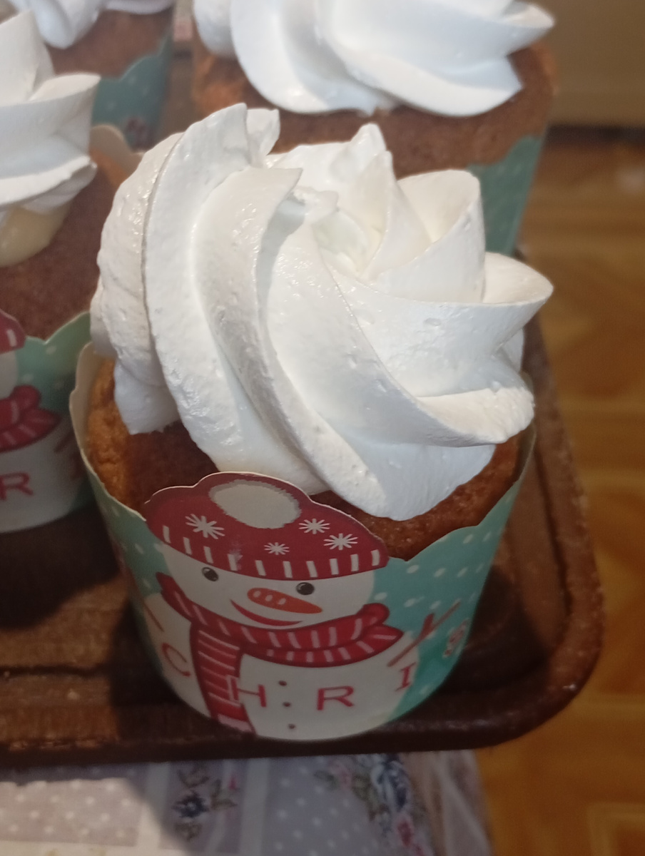 Капкейки с лимонным курдом и меренгой. 