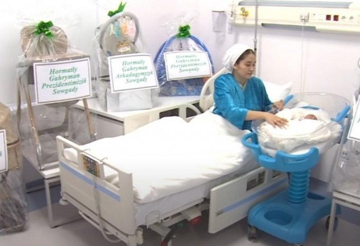 Первенец по имени Парахат с матерью в Центре охраны здоровья матери и ребенка города Аркадаг, 1 января, 2025 г., Ахалский велаят, Туркменистан
