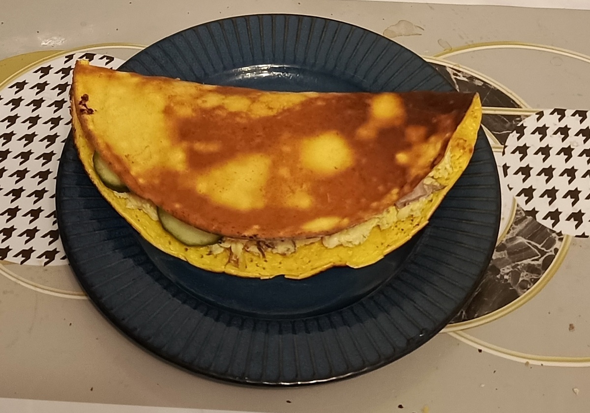 Нутоблин, начинка осталась намазка сыр с яйцом, отварной язык свиной и свежий огурец. Кофе.