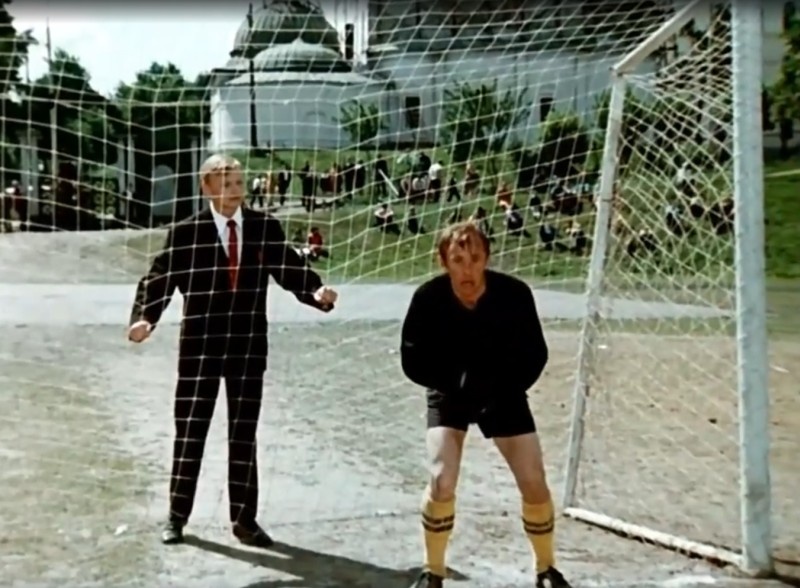 Нормальный человек видит здесь Нестора Петровича и Фукина из «Большой перемены». Ненормальный – церковь на заднем плане.