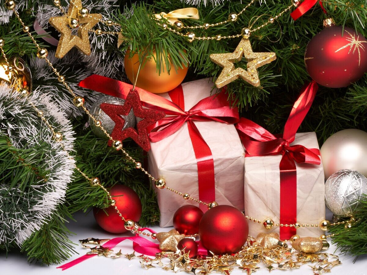    Новогодние подарки под елкой© Fotolia / ganzo12