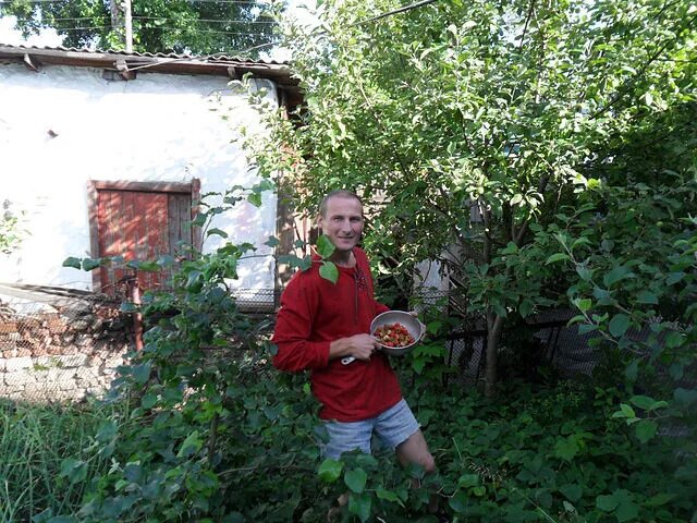 Я молодой. Июль. Барнаул. Сбор клубники.