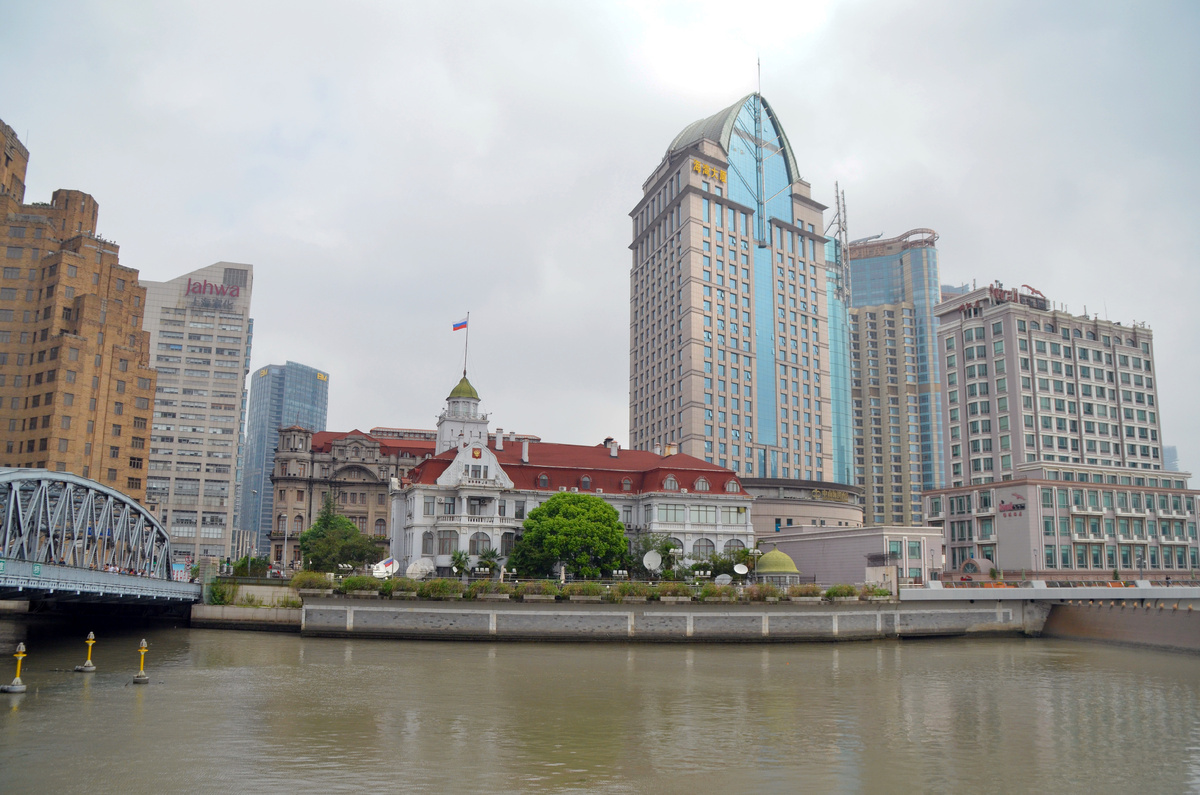 Генеральное консульство России в Шанхае, а справа - шлюз