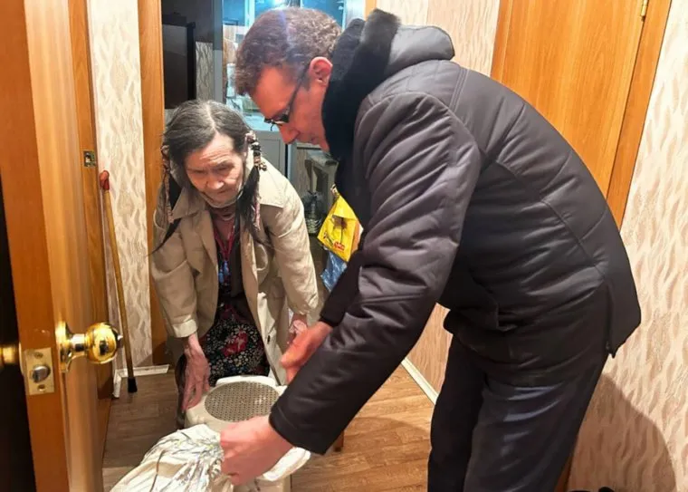 Вера Ивановна из Мужей получила в подарок от Олега Попова мешок картошки
Фото: telegram-канал Олега Попова