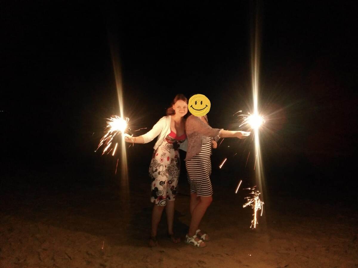 Бенгальские огни на пляже
