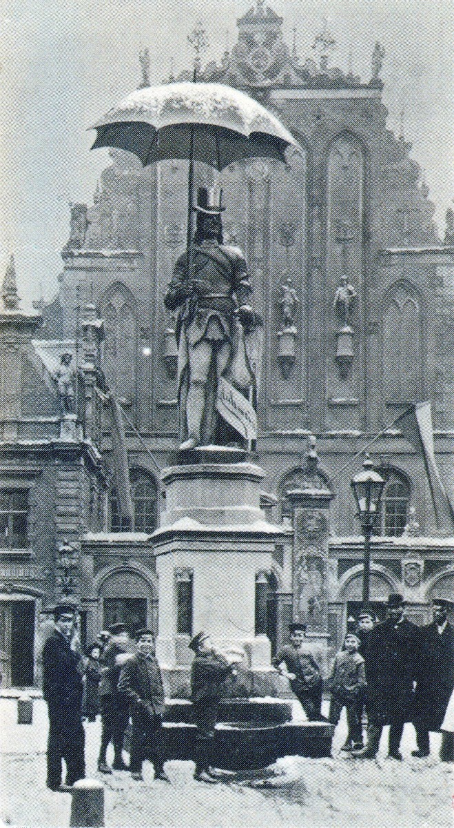 Зимние шутки на Ратушной площади в Риге, фото начала XX века