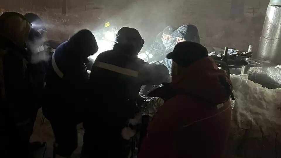 Аварийные бригады в -50 градусов работают круглосуточно. Фото: АО «Теплоэнергия»