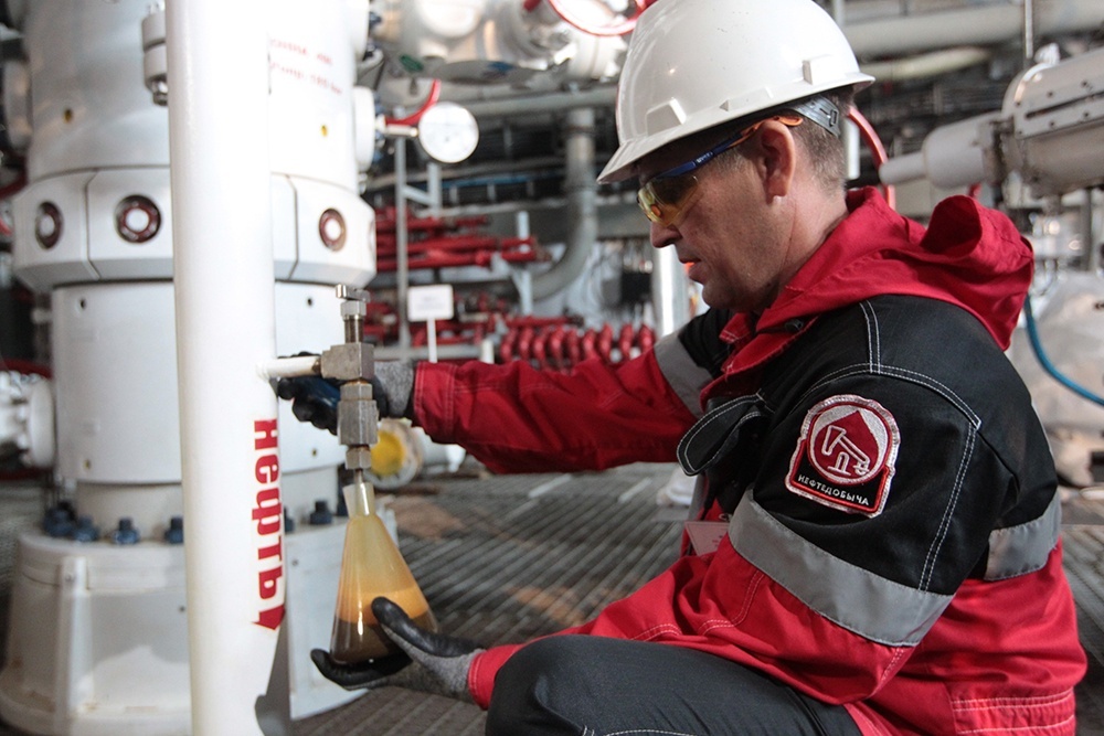    Цена нашей экспортной нефтяной смеси Urals привязана к котировкам североморской нефти Brent. / Фото: Олег Прасолов