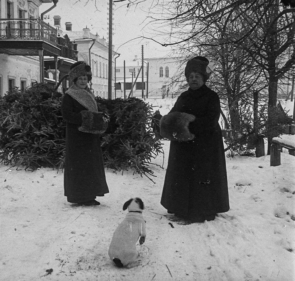 Которосльная набережная, 1910 г. Барышни готовятся к Рождеству