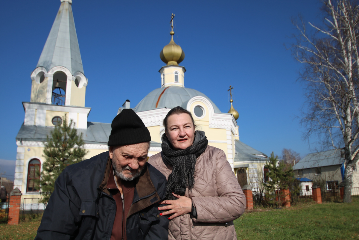 Я и папа. Очень многому я у него научилась! 20 лет парализованный, не сдается, управляет пасекой, опыт передает внуку.