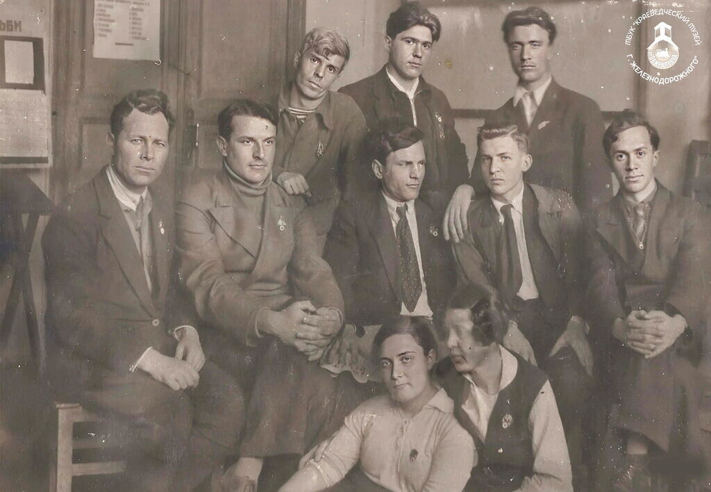 В Одесском училище. В.Т. Боголюбов - второй слева во втором ряду. Если не ошибаюсь - с комсомольским значком на двубортном пиджаке. С сайта Муниципального бюджетного учреждения культуры "Краеведческий музея города Железнодорожного".