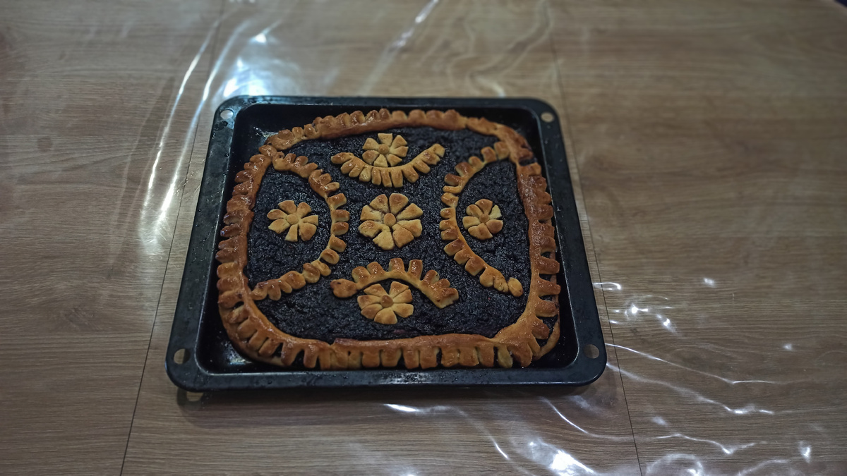 Пирог с иргой и клубникой