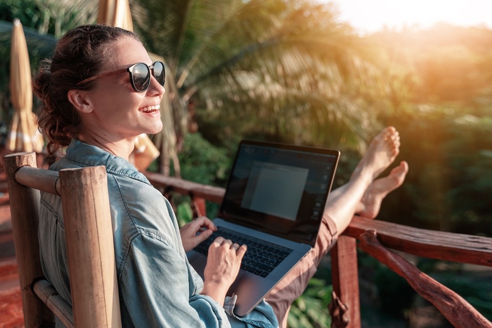    Зарплата рассчитывается по числу фактически отработанных рабочих дней. А отпускные - по числу календарных дней Shutterstock