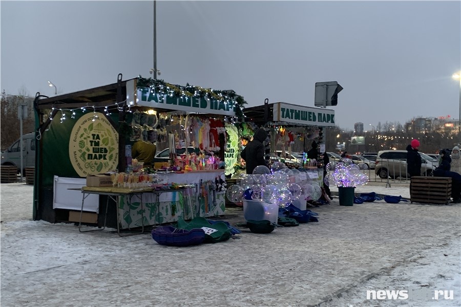 Новогодние товары на любой вкус продают прямо на парковке
