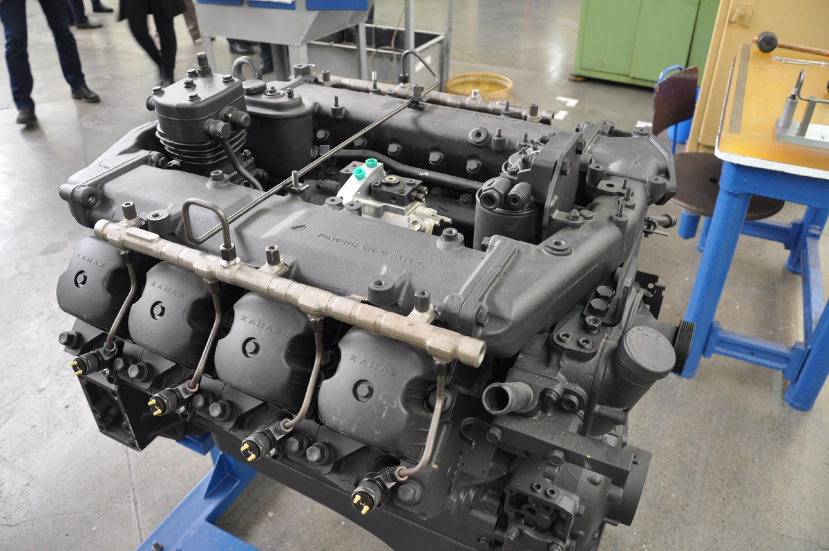 Дизельный двигатель КАМАЗ. Изображение: АЗПИ, CC BY-SA 4.0, commons.wikimedia.org