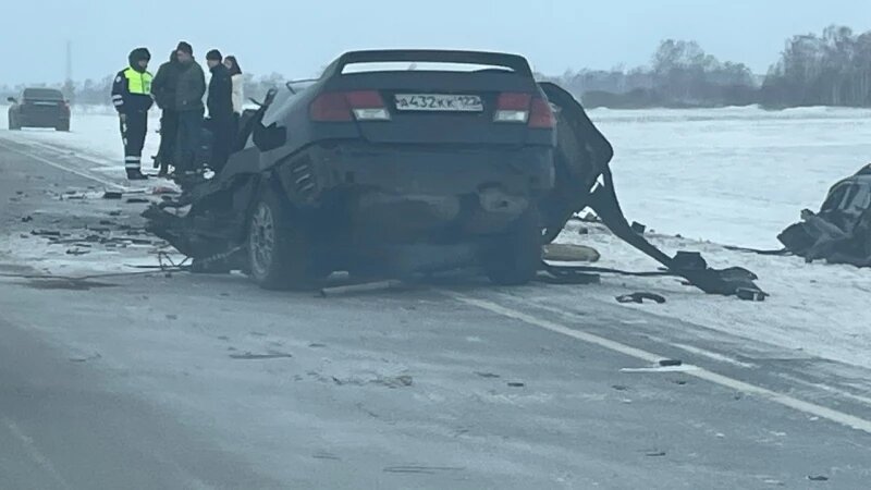     ДТП с разорванным пополам авто произошло в Топчихинском районе Алтайского края. 2 января 2025 года. Altapress.ru