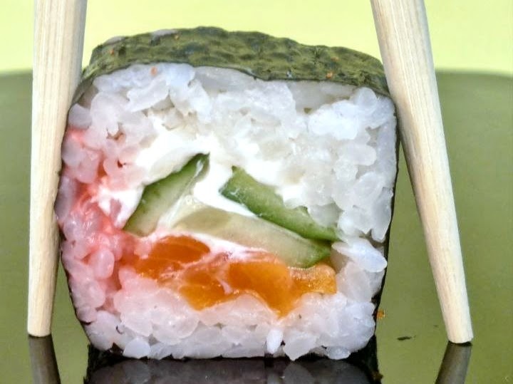 Закрытый ролл и разнообразная начинка