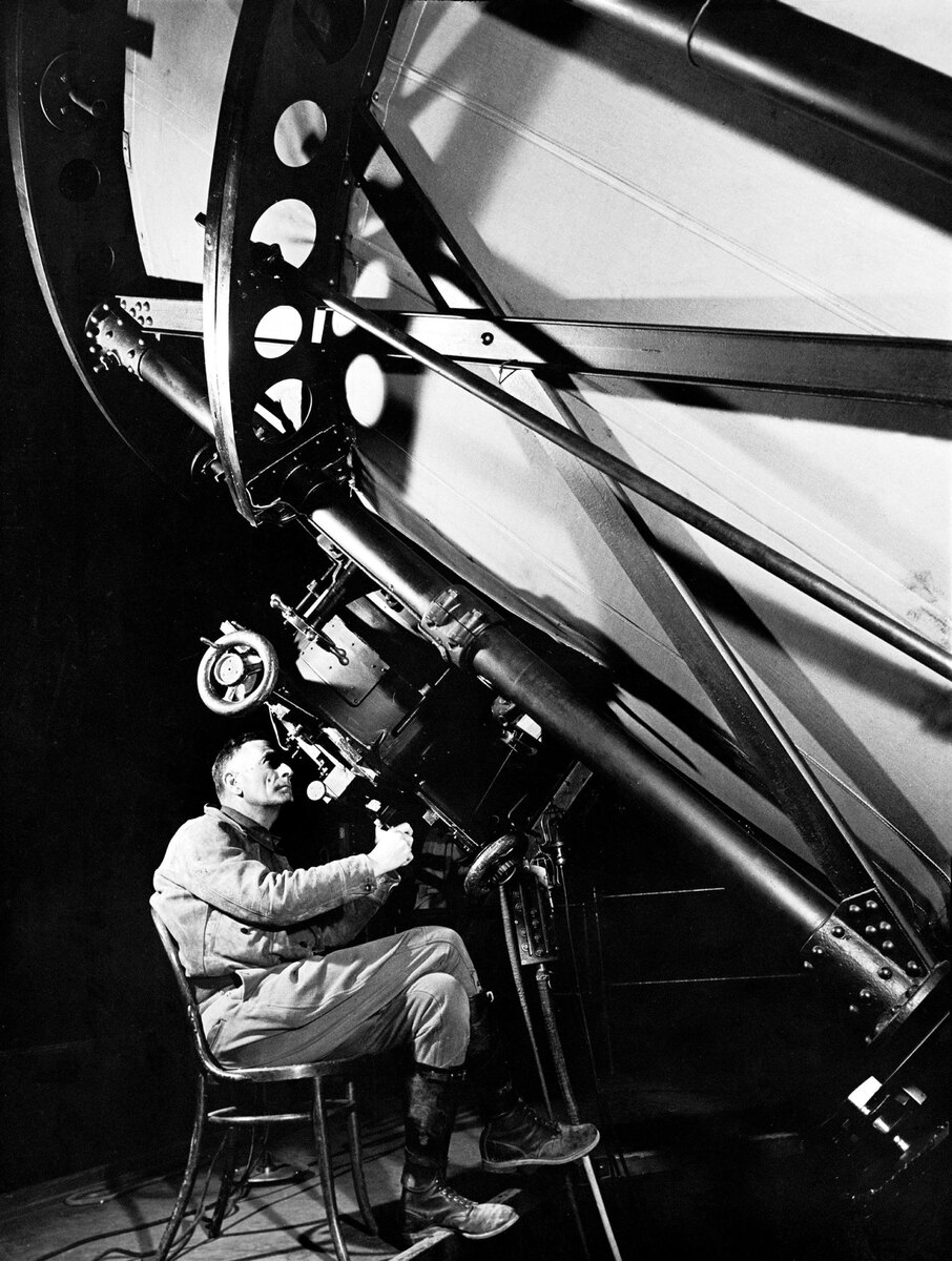 Член Национальной академии наук США (1927). Окончил Чикагский университет (1910) и Куинс-колледж Оксфордского университета (1913). В 1914–1917 годах работал в Йеркской обсерватории, с 1919 года — в обсерватории Маунт-Вилсон. 