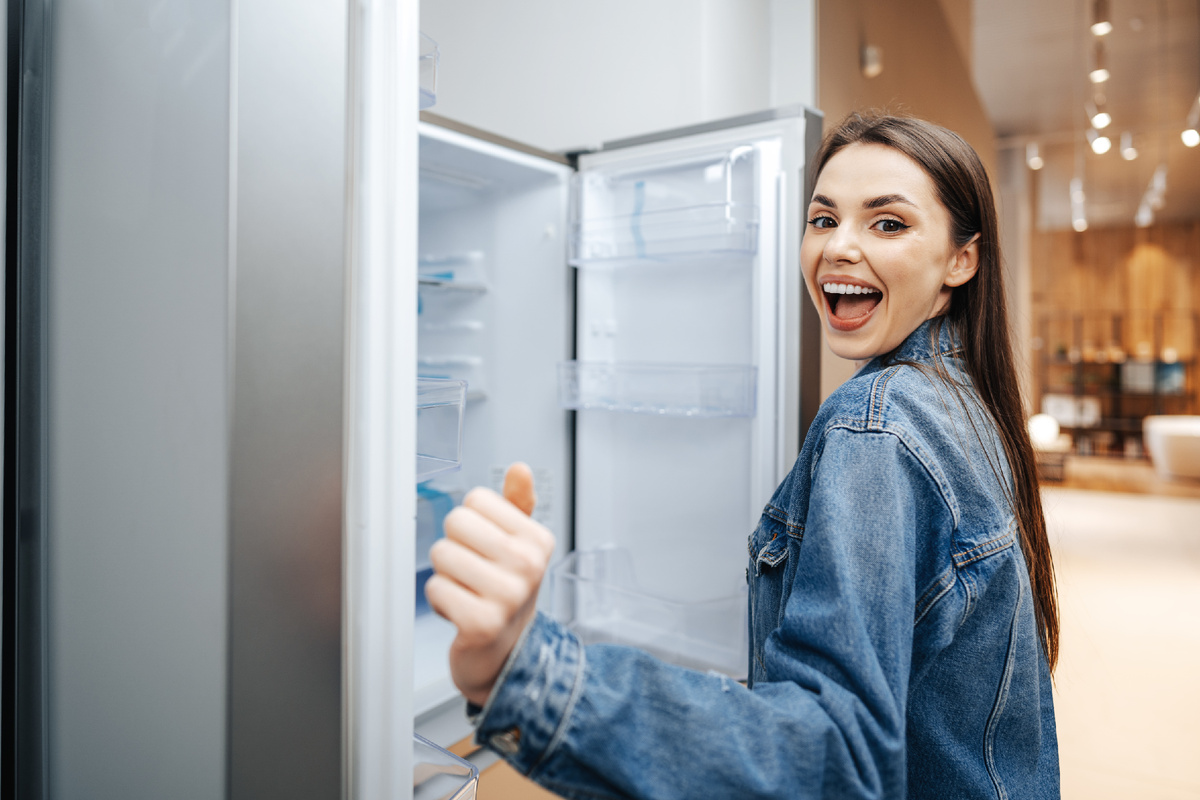 <a href="https://ru.freepik.com/free-photo/young-attractive-woman-choosing-refrigerator-hypermarket_21130427.htm#fromView=search&page=1&position=19&uuid=60f1a974-7abb-4823-99f1-fac68d7cc59f&new_detail=true">Изображение от fabrikasimf на Freepik</a>