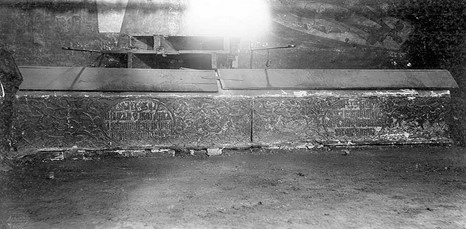 Вид на боковые стороны надгробий кн. Андрея Владимировича Радонежского (после 1372-1426) и Андрея Васильевича Углицкого (1446-ок.1494). Надгробия расположены у северной стены. Фотография Фишера. 1905 г. Из коллекций Музея архитектуры им. Щусева. Инв. Номер Кпоф 4866-30, 31. 