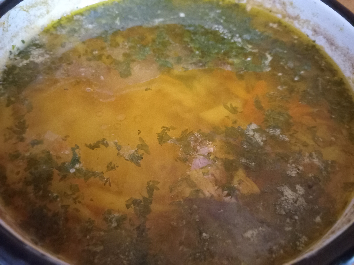 Суп с ребрышками, целая кастрюля, только сварен