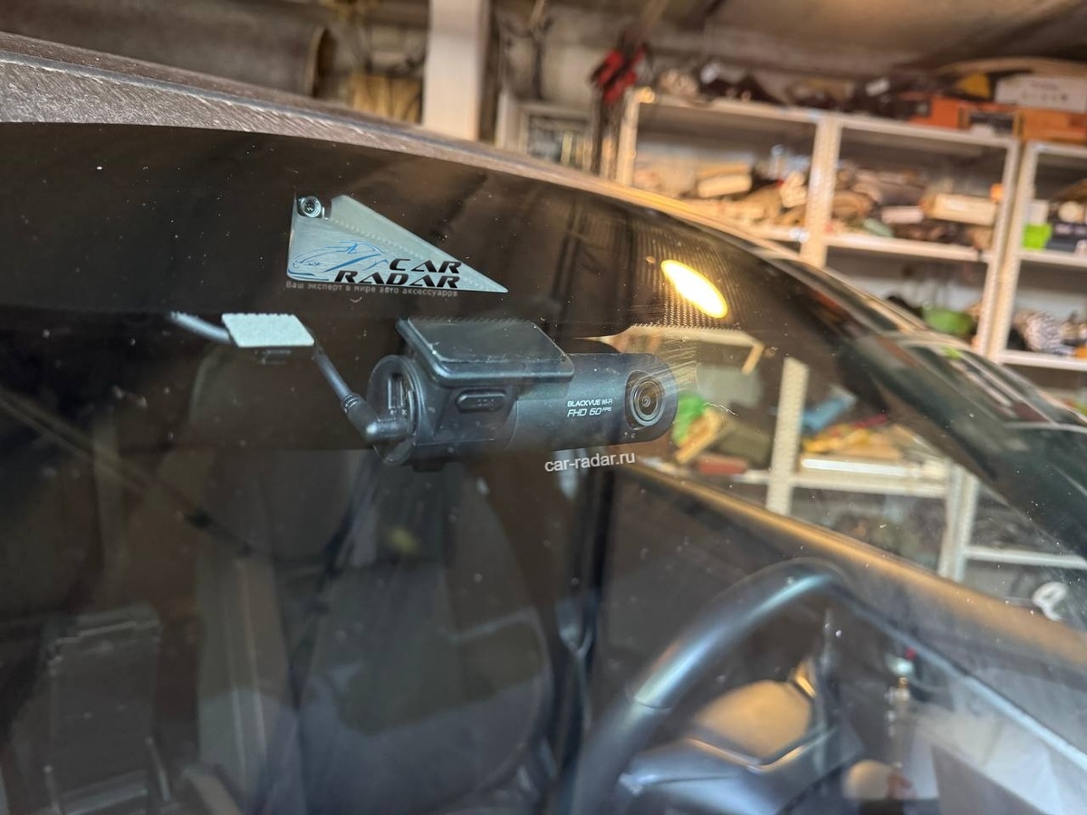 Видеорегистратор Blackvue DR590X Plus, установленный нами в Honda Civic