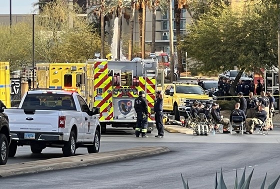    Спасатели на оцепленной территории возле отеля Trump International в Лас-Вегасе, штат Невада