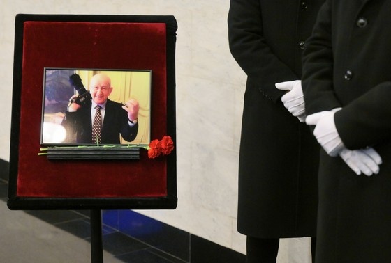    Портрет фотожурналиста и официального фотографа МИД России Эдуарда Песова на церемонии прощания