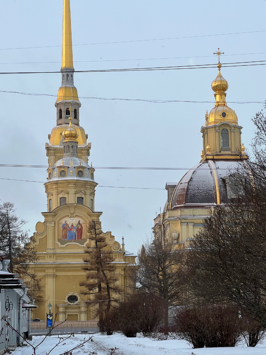 Слева - Петропавловский собор. Справа - Великокняжеская усыпальница. 