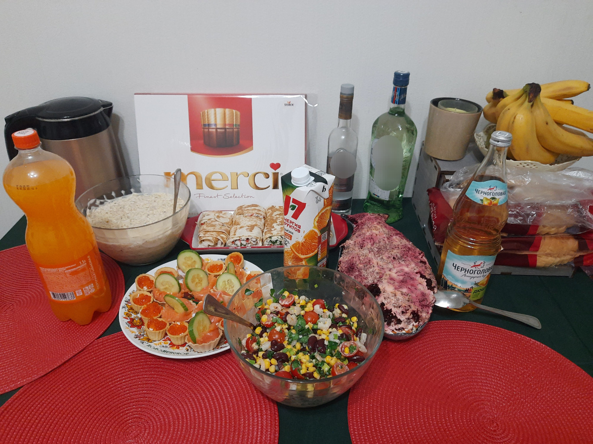 Наш стол. Тут еще не хватает оливье, нарезок и оливок. Их выставила уже после того, как сфотографировала