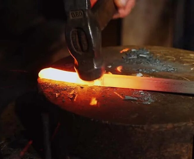 Современная реконструкция в кузнечной мастерской.