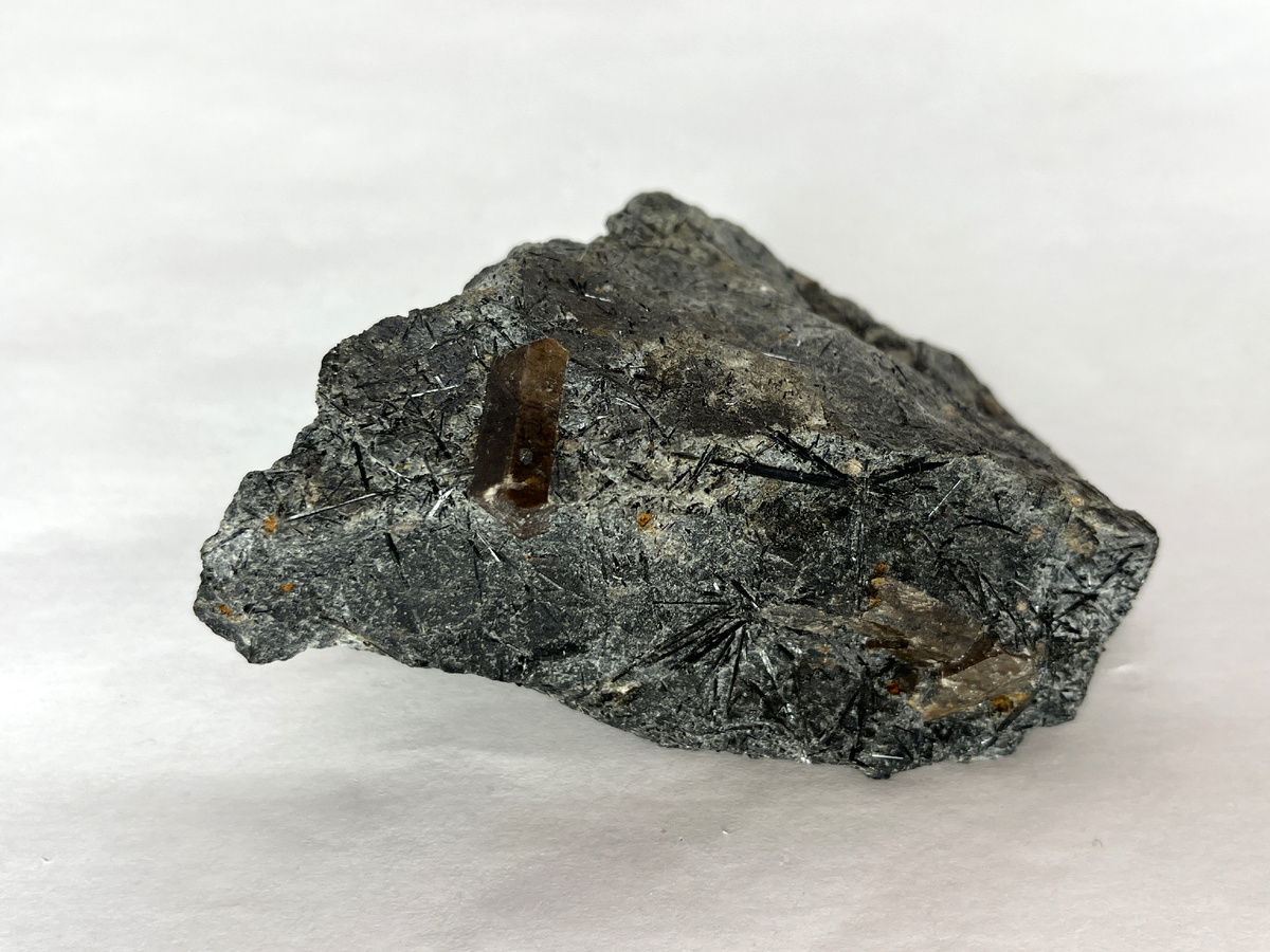 Кристаллы рамзаита и игольчатый чёрный эгирин на породе, Ловозёрский массив, Кольский п-ов. Образец из моей коллекции.