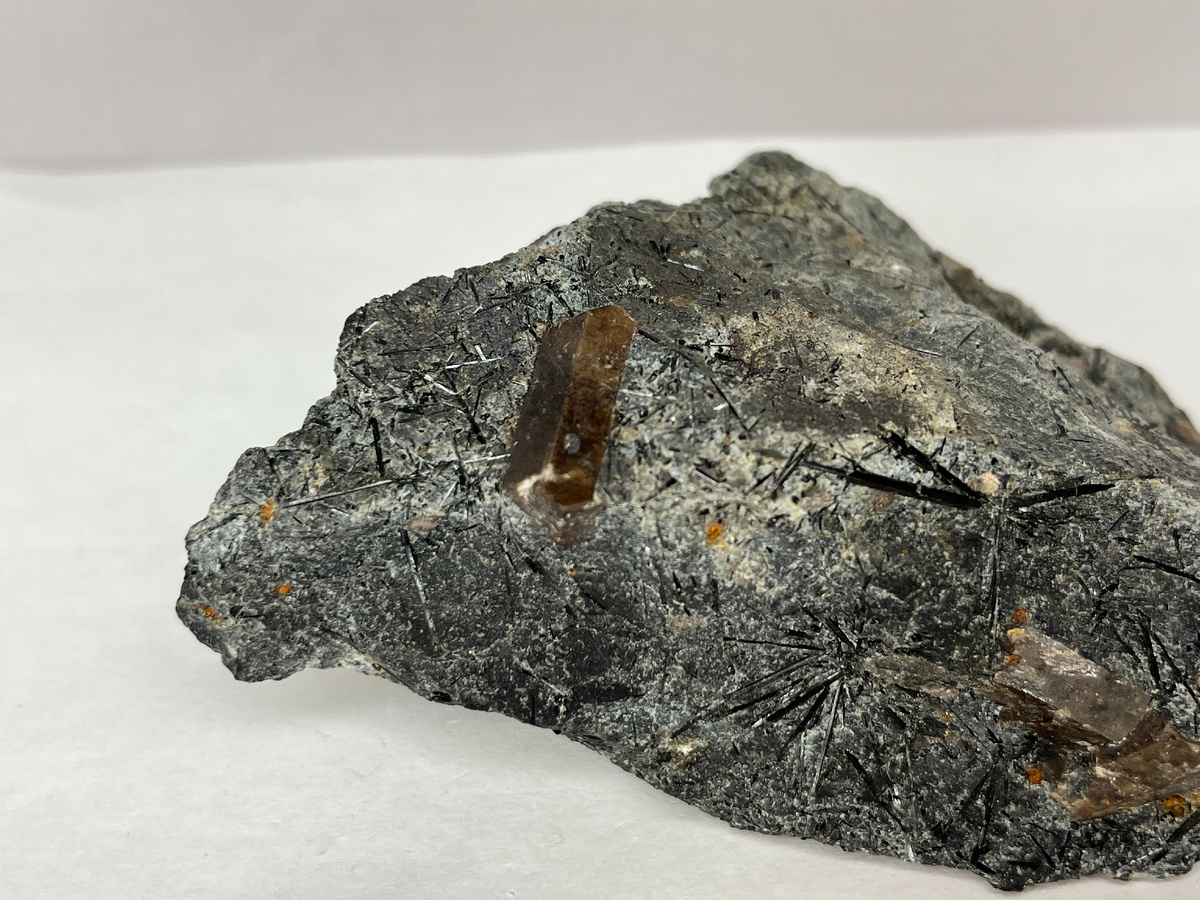 Кристаллы лоренценита (рамзаита) - редкого силиката натрия и титана, Ловозёрский массив, Кольский п-ов.