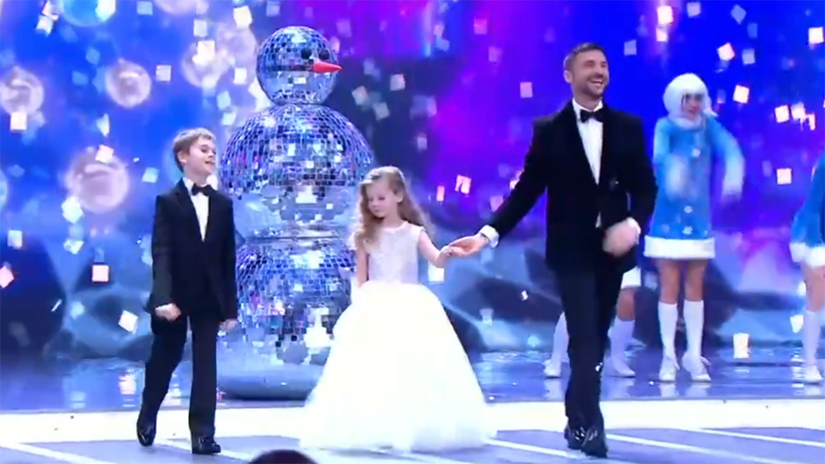 Сергей Лазарев вывел на сцену сына и дочку. Фото: кадр программы