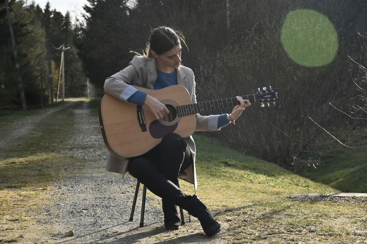 До отъезда я занималась вокалом училась играть на гитаре. Гитара в Дубай не переехала.