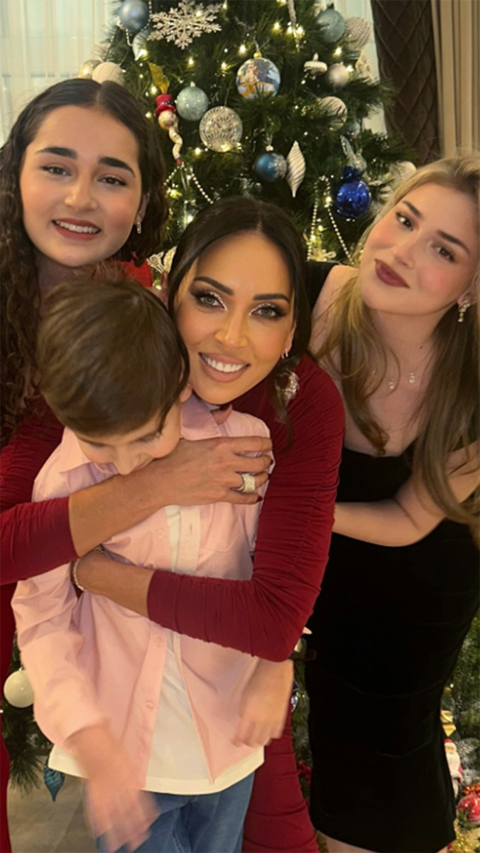 Певица Алсу с дочками и сыном. Фото: соцсети певицы Алсу