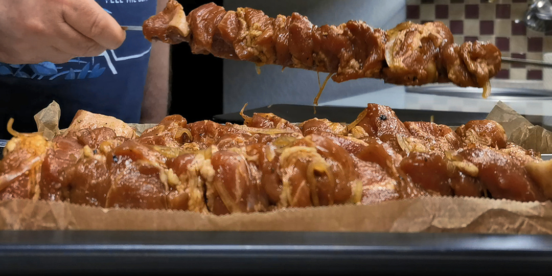 Обалденно вкусно, прямо как на углях. Гости млеют от восторга, вот это мясо! Бесподобный шашлык в духовке на праздничный стол