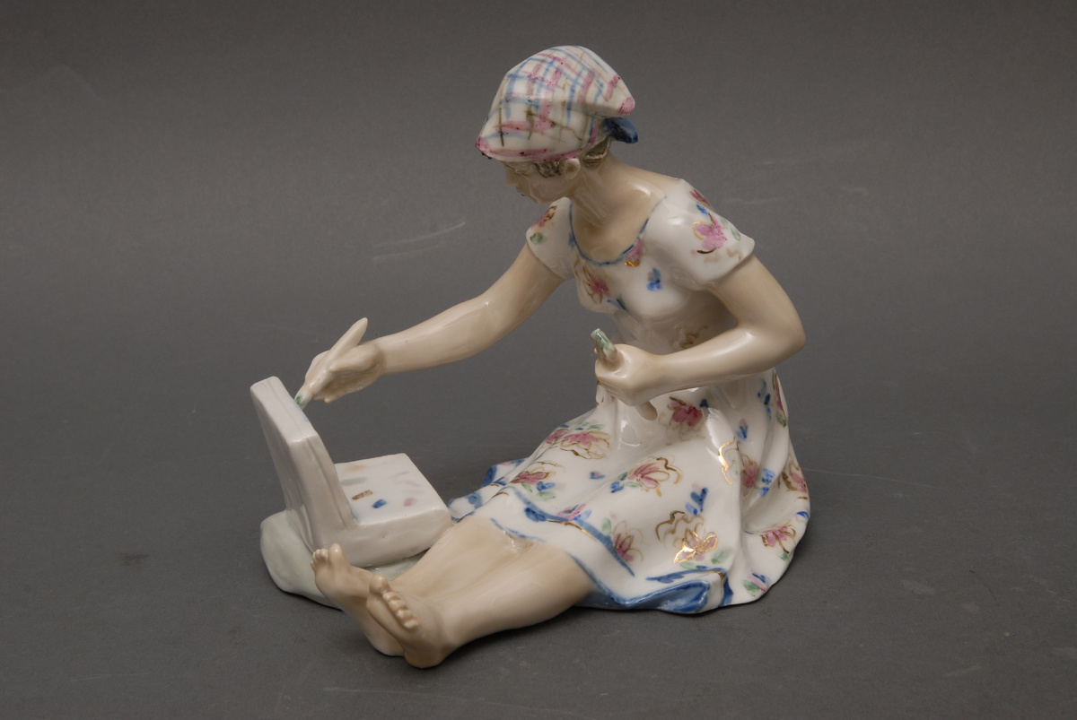 Евгения Гатилова. Скульптура «Девушка на этюдах». 1956. Дулёво. Высота 15,8 см. Государственный музей керамики в Кусково / ГМК КП 16334. Госкаталог: 7513840.